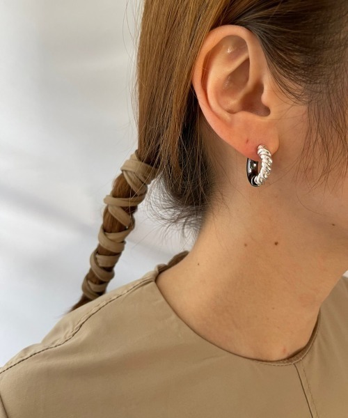 mou（モウ）の「カラーツイストブラックピアス（ピアス（両耳用）・レディース・シルバー/ゴールド・FREE）」の5枚目の写真