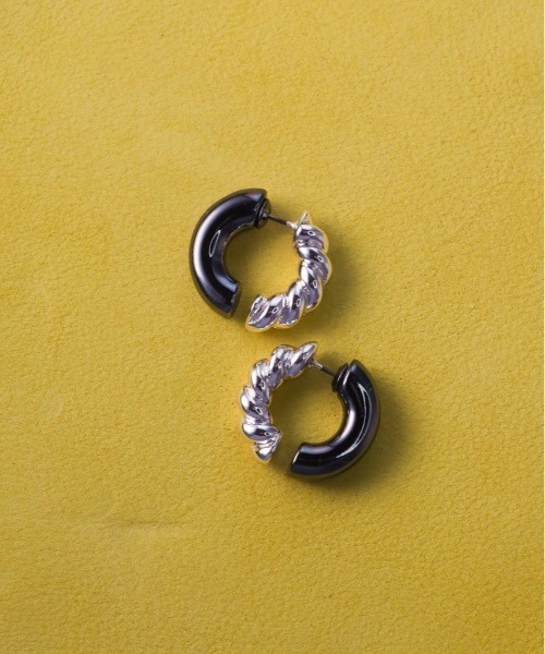 mou（モウ）の「カラーツイストブラックピアス（ピアス（両耳用）・レディース・シルバー/ゴールド・FREE）」の13枚目の写真