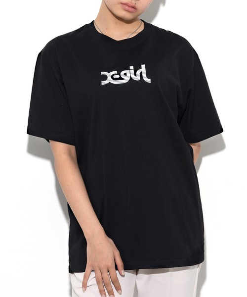 X-girl(エックスガール)の「REFLECTIVE MILLS LOGO S/S TEE/リフレクター ミルズロゴ ブリントTシャツ(Tシャツ/カットソー・レディース・ホワイト/ブラック・M/L)」の1枚目の写真