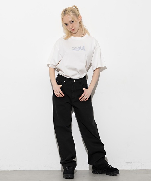 X-girl(エックスガール)の「REFLECTIVE MILLS LOGO S/S TEE/リフレクター ミルズロゴ ブリントTシャツ(Tシャツ/カットソー・レディース・ホワイト/ブラック・M/L)」の3枚目の写真
