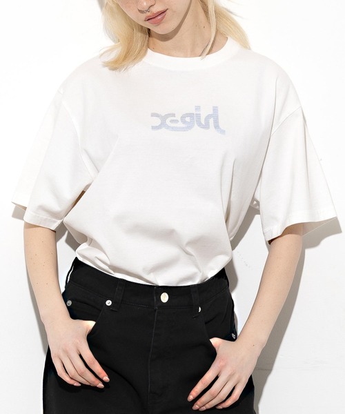 X-girl(エックスガール)の「REFLECTIVE MILLS LOGO S/S TEE/リフレクター ミルズロゴ ブリントTシャツ(Tシャツ/カットソー・レディース・ホワイト/ブラック・M/L)」の13枚目の写真