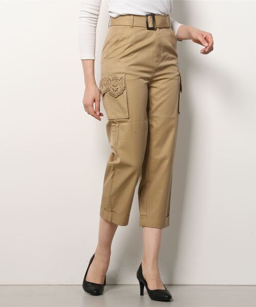 A BATHING APE（アベイシングエイプ）の「BPY EMBROIDERED CARGO PANTS（チノパンツ・レディース・カーキ/ベージュ・SMALL/X-SMALL/MEDIUM）」の2枚目の写真