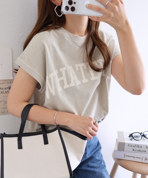 andme(アンドミー)の「ピグメントフレンチスリーブかすれロゴTシャツ(Tシャツ/カットソー・レディース・オフホワイト/モカ/ブルー/グリーン/スミクロ/グレイッシュベージュ/ラベンダー・M)」の4枚目の写真