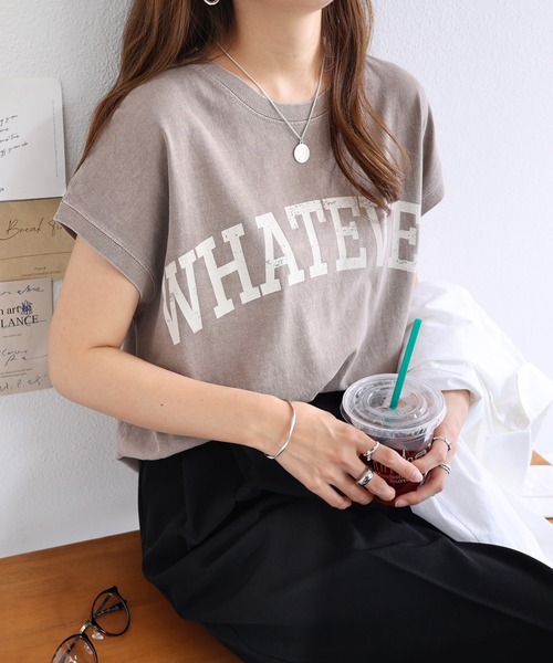 andme(アンドミー)の「ピグメントフレンチスリーブかすれロゴTシャツ(Tシャツ/カットソー・レディース・オフホワイト/モカ/ブルー/グリーン/スミクロ/グレイッシュベージュ/ラベンダー・M)」の3枚目の写真