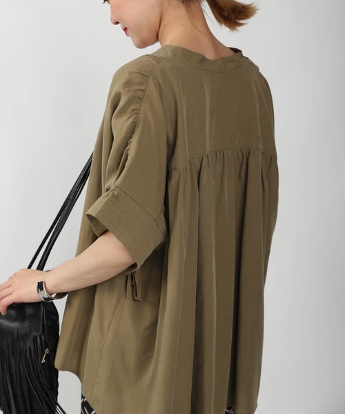 PICCIN（ピッチン）の「スキッパーギャザーブラウス（シャツ/ブラウス・レディース・ブラック/オフホワイト/カーキ・M）」の8枚目の写真