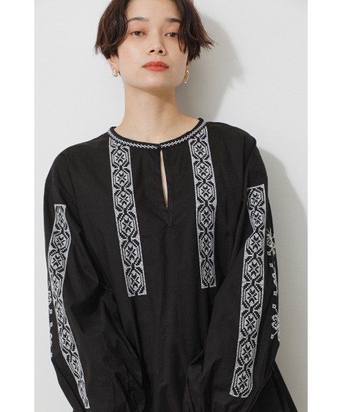 AZUL by moussy(アズールバイマウジー)の「EMBROIDERY RELAX BLOUSE/エンブロイダリーリラックスブラウス(シャツ/ブラウス・レディース・ホワイト/ブラック・SMALL/MEDIUM)」の2枚目の写真
