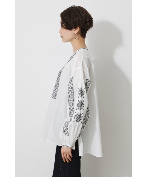 AZUL by moussy(アズールバイマウジー)の「EMBROIDERY RELAX BLOUSE/エンブロイダリーリラックスブラウス(シャツ/ブラウス・レディース・ホワイト/ブラック・SMALL/MEDIUM)」の16枚目の写真