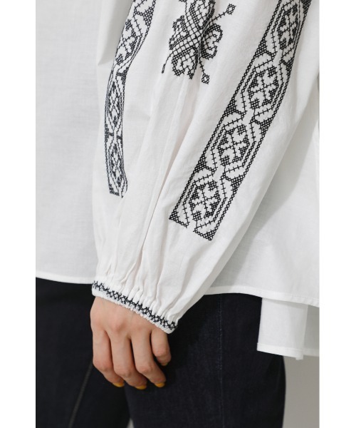 AZUL by moussy(アズールバイマウジー)の「EMBROIDERY RELAX BLOUSE/エンブロイダリーリラックスブラウス(シャツ/ブラウス・レディース・ホワイト/ブラック・SMALL/MEDIUM)」の13枚目の写真