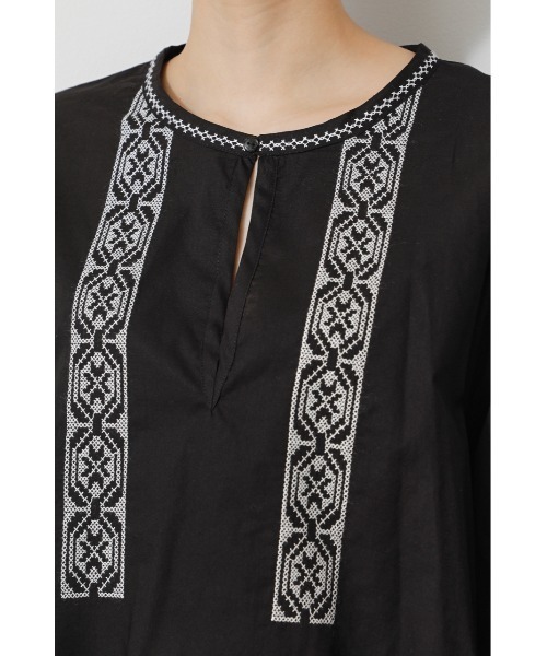 AZUL by moussy(アズールバイマウジー)の「EMBROIDERY RELAX BLOUSE/エンブロイダリーリラックスブラウス(シャツ/ブラウス・レディース・ホワイト/ブラック・SMALL/MEDIUM)」の5枚目の写真