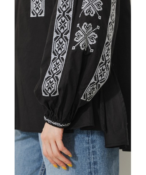 AZUL by moussy(アズールバイマウジー)の「EMBROIDERY RELAX BLOUSE/エンブロイダリーリラックスブラウス(シャツ/ブラウス・レディース・ホワイト/ブラック・SMALL/MEDIUM)」の4枚目の写真