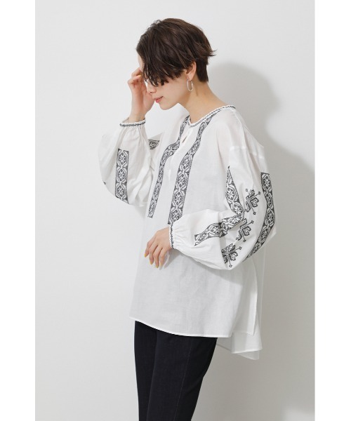 AZUL by moussy(アズールバイマウジー)の「EMBROIDERY RELAX BLOUSE/エンブロイダリーリラックスブラウス(シャツ/ブラウス・レディース・ホワイト/ブラック・SMALL/MEDIUM)」の19枚目の写真