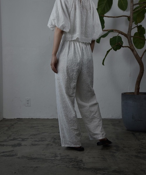I_am（アイアム）の「embroidery flower rafu pants / エンブロイダリーフラワーラフパンツ（その他パンツ・レディース・ホワイト/ブラック・S/M）」の3枚目の写真