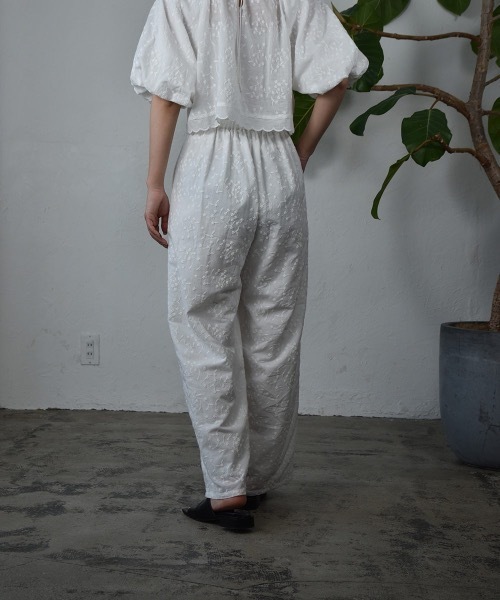 I_am（アイアム）の「embroidery flower rafu pants / エンブロイダリーフラワーラフパンツ（その他パンツ・レディース・ホワイト/ブラック・S/M）」の11枚目の写真