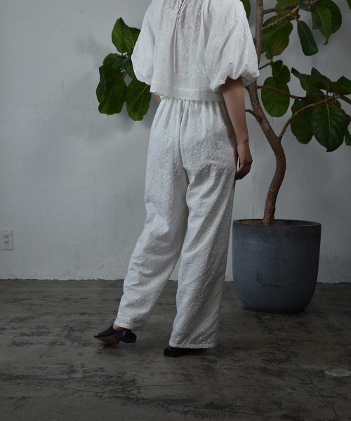 I_am（アイアム）の「embroidery flower rafu pants / エンブロイダリーフラワーラフパンツ（その他パンツ・レディース・ホワイト/ブラック・S/M）」の16枚目の写真
