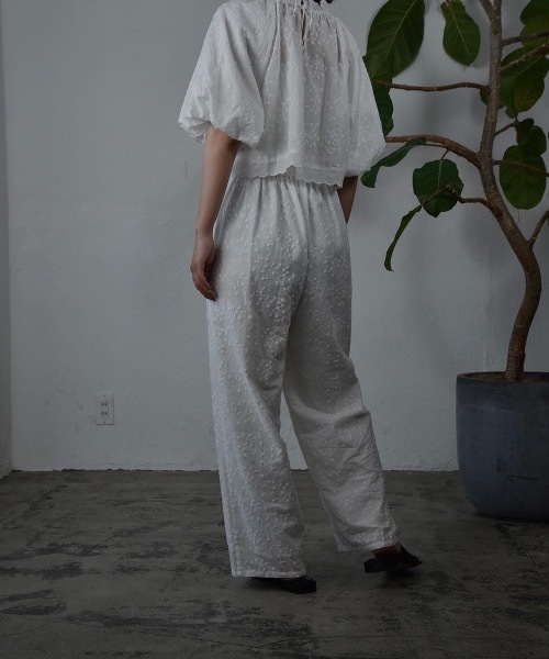 I_am（アイアム）の「embroidery flower rafu pants / エンブロイダリーフラワーラフパンツ（その他パンツ・レディース・ホワイト/ブラック・S/M）」の4枚目の写真