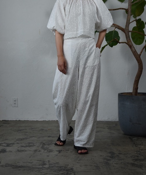 I_am（アイアム）の「embroidery flower rafu pants / エンブロイダリーフラワーラフパンツ（その他パンツ・レディース・ホワイト/ブラック・S/M）」の7枚目の写真