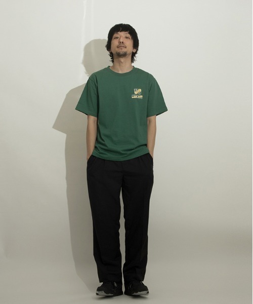 UNIVERSAL OVERALL(ユニバーサルオーバーオール)の「バッグプリントTシャツ【UOC PRINT TEE】(Tシャツ/カットソー・メンズ・ネイビー/グリーン/ヘザーグレー/ブラック/ホワイト・S/M/L)」の7枚目の写真