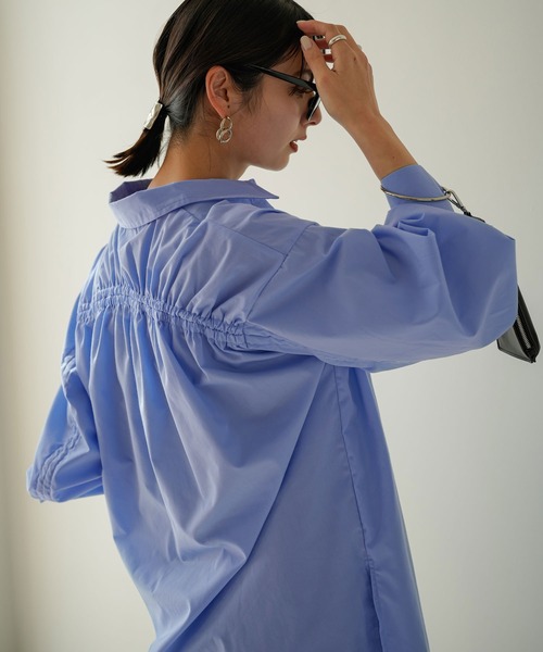 rectangle(レクタングル)の「バックギャザードロストスリーブシャツ(シャツ/ブラウス・レディース・オフホワイト/ブルー・FREE)」の4枚目の写真