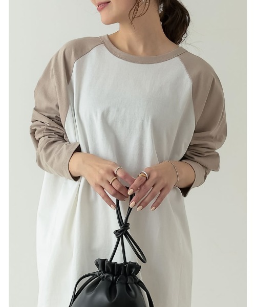 Re:EDIT(リエディ)の「配色ラグランスリーブチュニック丈コットンTシャツ(Tシャツ/カットソー・レディース・グレイッシュベージュ/チャコール/グリーン・FREE)」の8枚目の写真
