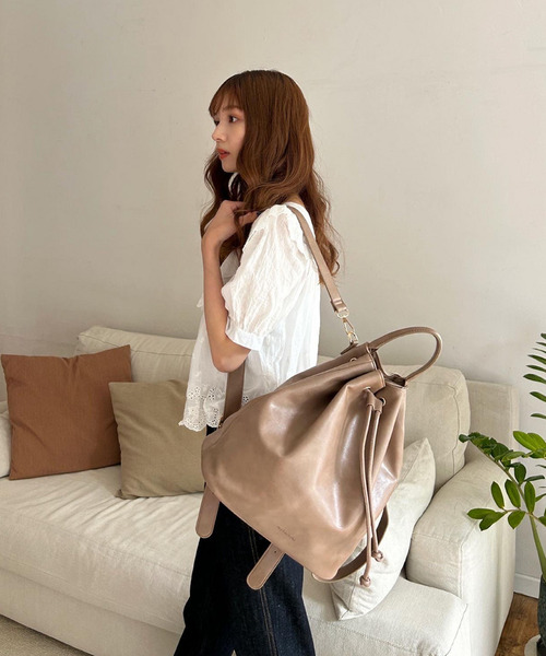 my twilight（マイトワイライト）の「mytwilight 巾着型ラウンドフォルムリュック（バックパック/リュック・レディース・ダークブラウン/ベージュ/アイボリー・FREE）」の4枚目の写真