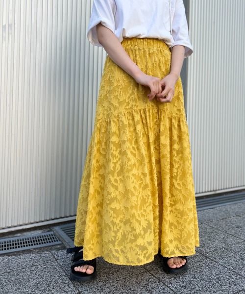mi via loca（ミヴィアロカ）の「シアーフラワー柄ティアードスカート（スカート・レディース・オフホワイト/ブラック/イエロー・FREE）」の3枚目の写真