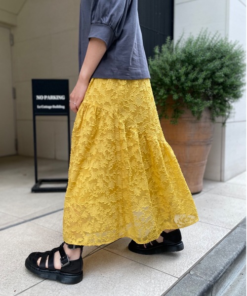 mi via loca（ミヴィアロカ）の「シアーフラワー柄ティアードスカート（スカート・レディース・オフホワイト/ブラック/イエロー・FREE）」の15枚目の写真