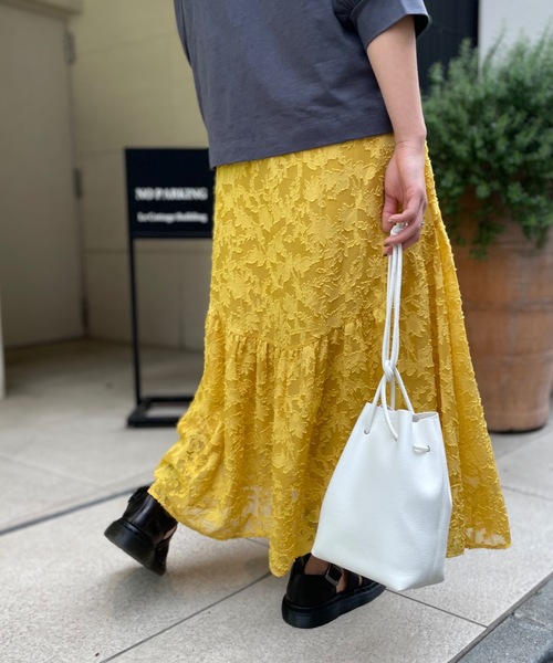 mi via loca（ミヴィアロカ）の「シアーフラワー柄ティアードスカート（スカート・レディース・オフホワイト/ブラック/イエロー・FREE）」の17枚目の写真