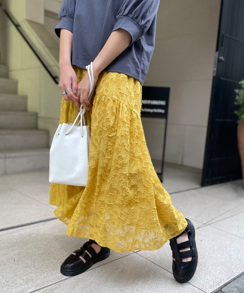 mi via loca（ミヴィアロカ）の「シアーフラワー柄ティアードスカート（スカート・レディース・オフホワイト/ブラック/イエロー・FREE）」の18枚目の写真