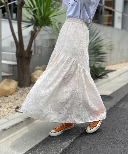 mi via loca（ミヴィアロカ）の「シアーフラワー柄ティアードスカート（スカート・レディース・オフホワイト/ブラック/イエロー・FREE）」の21枚目の写真