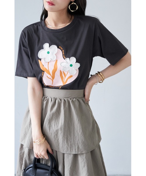 &. NOSTALGIA(アンドドットノスタルジア)の「【ZOZO限定】パール付きフラワープリントTシャツ(Tシャツ/カットソー・レディース・ブラック/オフホワイト・FREE)」の2枚目の写真