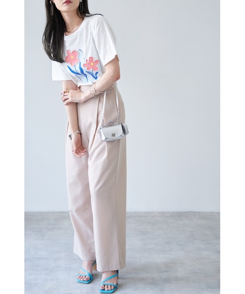 &. NOSTALGIA(アンドドットノスタルジア)の「【ZOZO限定】パール付きフラワープリントTシャツ(Tシャツ/カットソー・レディース・ブラック/オフホワイト・FREE)」の3枚目の写真