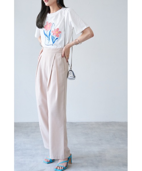 &. NOSTALGIA(アンドドットノスタルジア)の「【ZOZO限定】パール付きフラワープリントTシャツ(Tシャツ/カットソー・レディース・ブラック/オフホワイト・FREE)」の4枚目の写真