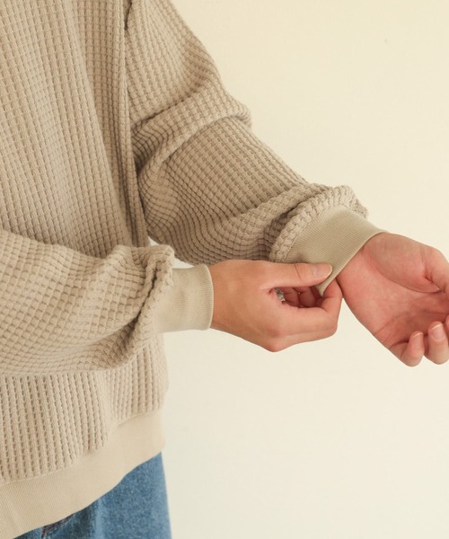 SENSE OF PLACE by URBAN RESEARCH(センスオブプレイスバイアーバンリサーチ)の「カラーワッフルルーズスウェットシャツ(スウェット・メンズ・チャコールグレー/ライトベージュ/ブラウン・MEDIUM/LARGE)」の4枚目の写真