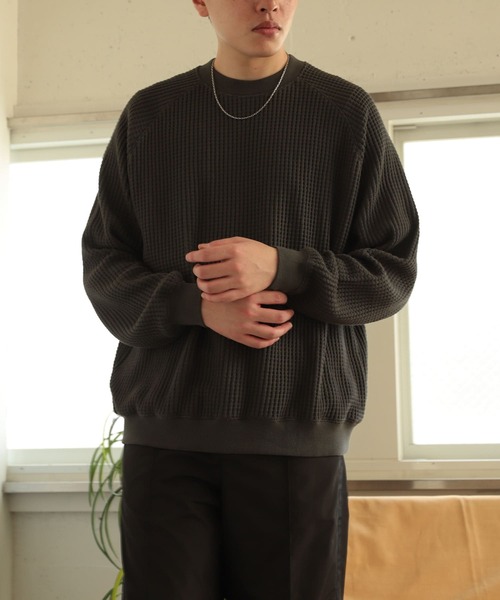 SENSE OF PLACE by URBAN RESEARCH(センスオブプレイスバイアーバンリサーチ)の「カラーワッフルルーズスウェットシャツ(スウェット・メンズ・チャコールグレー/ライトベージュ/ブラウン・MEDIUM/LARGE)」の2枚目の写真