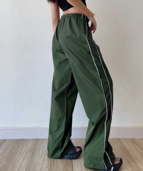 Vipoa（ヴィポア）の「サイドライントラックパンツ（カーゴパンツ・レディース・ブラウン/グリーン/ネイビー/アイボリー/ブラック/グレー・FREE）」の5枚目の写真
