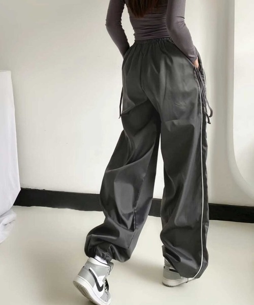 Vipoa（ヴィポア）の「サイドライントラックパンツ（カーゴパンツ・レディース・ブラウン/グリーン/ネイビー/アイボリー/ブラック/グレー・FREE）」の13枚目の写真