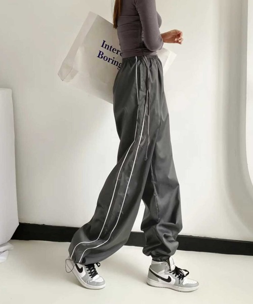 Vipoa（ヴィポア）の「サイドライントラックパンツ（カーゴパンツ・レディース・ブラウン/グリーン/ネイビー/アイボリー/ブラック/グレー・FREE）」の14枚目の写真