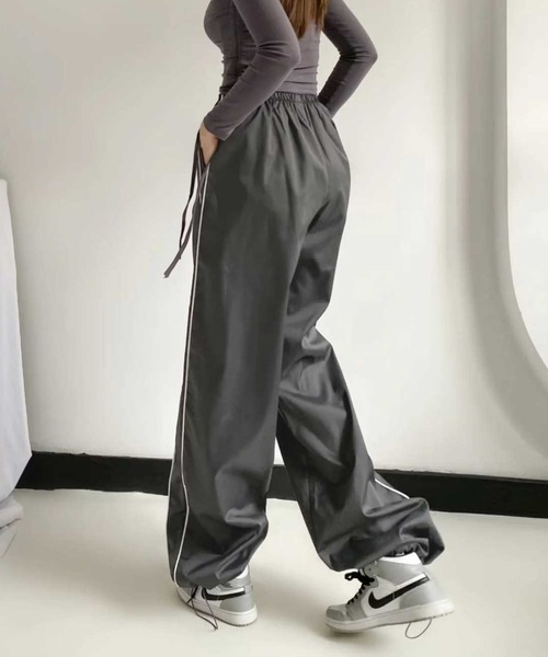 Vipoa（ヴィポア）の「サイドライントラックパンツ（カーゴパンツ・レディース・ブラウン/グリーン/ネイビー/アイボリー/ブラック/グレー・FREE）」の15枚目の写真