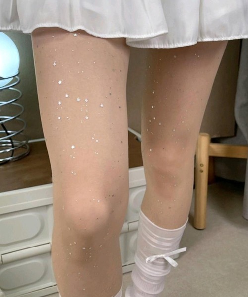 Vipoa(ヴィポア)の「メタリックラメストッキング(タイツ/ストッキング・レディース・ベージュ/ブラック/ホワイト・FREE)」の3枚目の写真