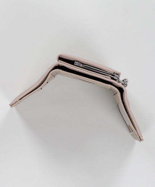 SPINNS（スピンズ）の「合皮三つ折りミニウォレット（財布・レディース・ブラック/ベージュ・ONESIZE）」の7枚目の写真