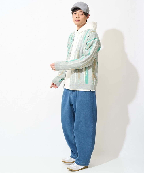 a.v.v(アーヴェヴェ)の「【トレンド】タックテーパードワイドデニムパンツ(セットアップ可)(デニムパンツ・メンズ・ホワイト/ブルー・48/46)」の6枚目の写真