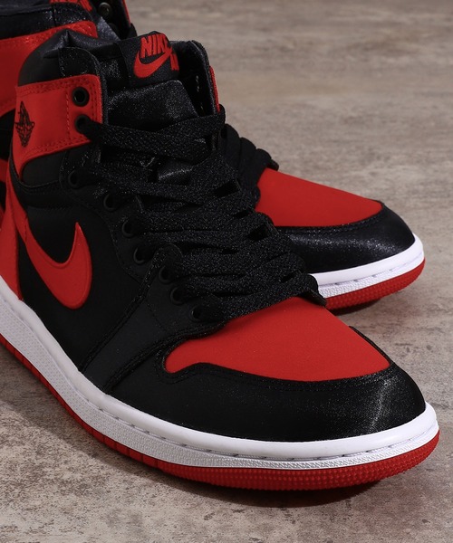 NIKE(ナイキ)の「NIKE WMNS AIR JORDAN 1 RETRO HI OG FD4810-061(スニーカー・レディース・ブラック・28cm/24.5㎝/23.5㎝/23㎝)」の2枚目の写真