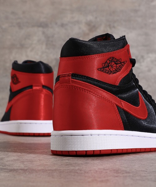 NIKE(ナイキ)の「NIKE WMNS AIR JORDAN 1 RETRO HI OG FD4810-061(スニーカー・レディース・ブラック・28cm/24.5㎝/23.5㎝/23㎝)」の3枚目の写真