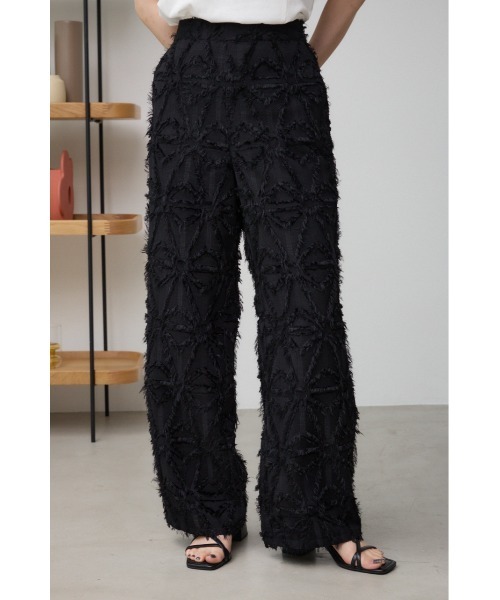 AZUL by moussy（アズールバイマウジー）の「フェザーフリンジジャガードパンツ（その他パンツ・レディース・ブラック/グレー・SMALL/MEDIUM）」の2枚目の写真