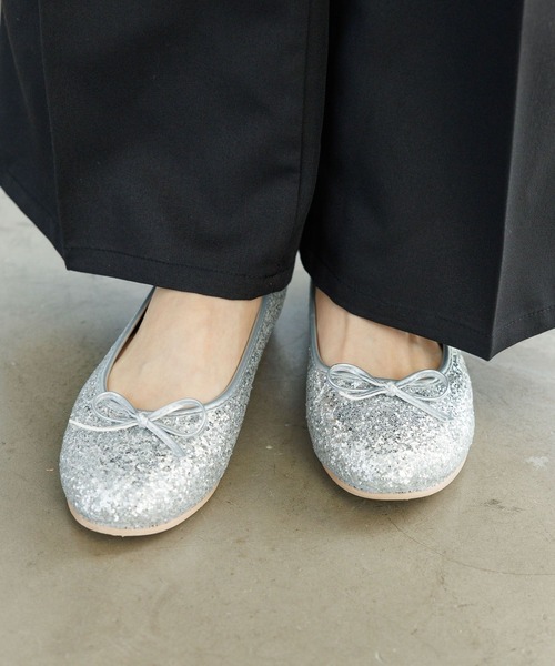 LAKOLE(ラコレ)の「【卒入式/オケージョンにも】キラキラアソートバレエ / 135007(パンプス・レディース・シルバー/ゴールド/ブラック・MEDIUM/LARGE)」の1枚目の写真
