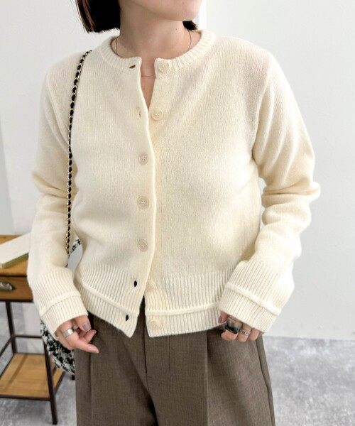 fredy emue（フレディエミュ）の「CASHMILE WOOL カーディガン（ニット/セーター・レディース・オフホワイト/サックスブルー/チャコールグレー/ピンク・38）」の2枚目の写真