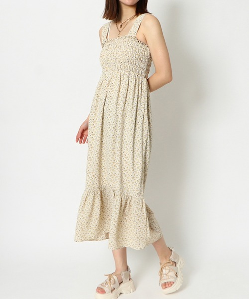 GORGE(ゴージ)の「《風になびく裾フリル》小花柄で魅せる旬顔ワンピ(ワンピース・レディース・ブルー/レッド/ブラック/アイボリー/オフホワイト/ブラック×ホワイト・F)」の2枚目の写真