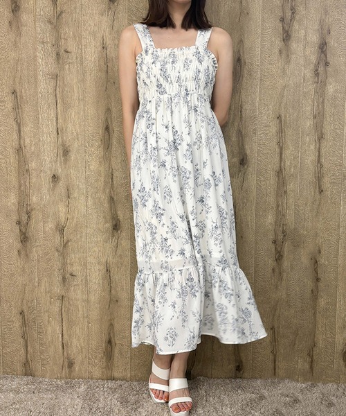 GORGE(ゴージ)の「《風になびく裾フリル》小花柄で魅せる旬顔ワンピ(ワンピース・レディース・ブルー/レッド/ブラック/アイボリー/オフホワイト/ブラック×ホワイト・F)」の3枚目の写真