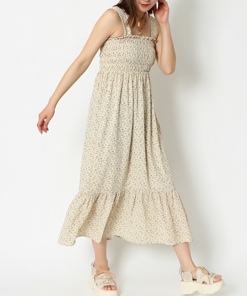 GORGE(ゴージ)の「《風になびく裾フリル》小花柄で魅せる旬顔ワンピ(ワンピース・レディース・ブルー/レッド/ブラック/アイボリー/オフホワイト/ブラック×ホワイト・F)」の7枚目の写真