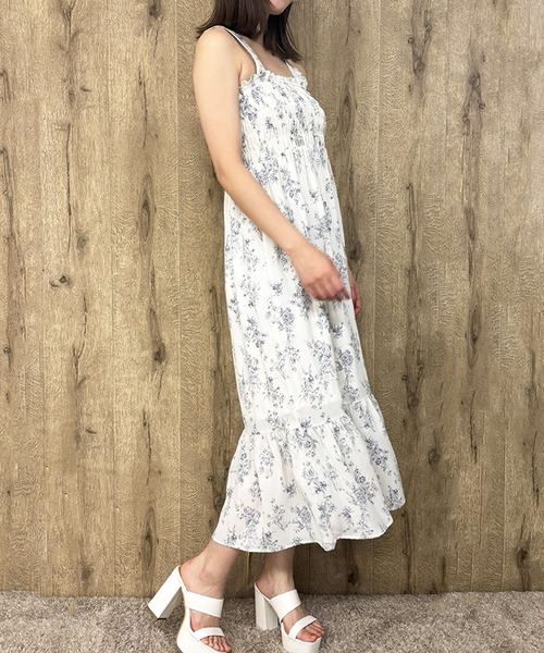 GORGE(ゴージ)の「《風になびく裾フリル》小花柄で魅せる旬顔ワンピ(ワンピース・レディース・ブルー/レッド/ブラック/アイボリー/オフホワイト/ブラック×ホワイト・F)」の8枚目の写真